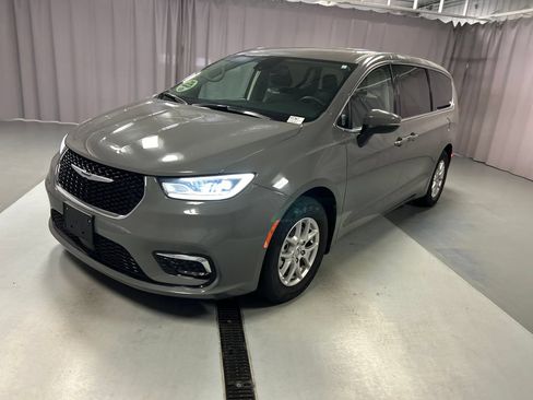 Used 2023 Chrysler Pacifica Touring-L FWD image 3