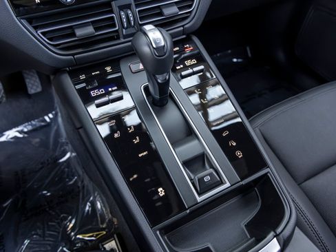 Certified 2026 Porsche Macan AWD/4WD image 45