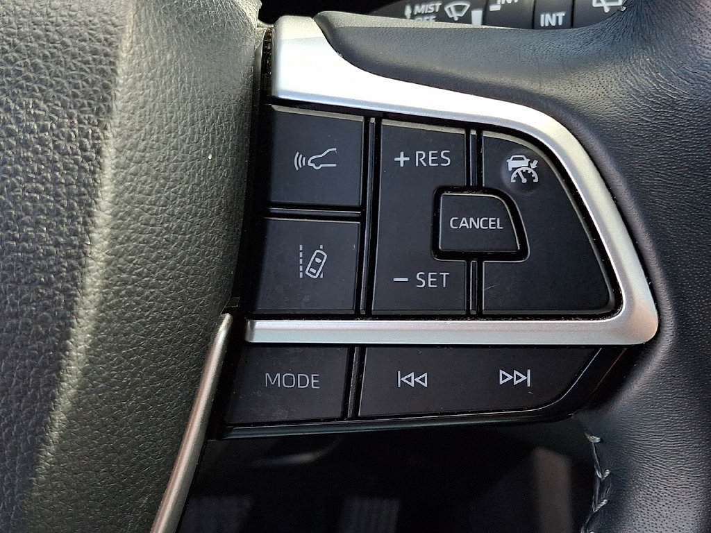 Used 2025 Toyota Highlander XSE AWD/4WD image 25