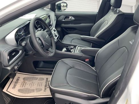 New 2026 Chrysler Pacifica Limited w/ S Appearance Package image 9