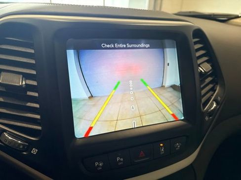 Used 2018 Jeep Cherokee Overland w/ Technology Group image 46