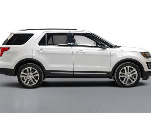 Used 2016 Ford Explorer XLT w/ Equipment Group 202A FWD image 5