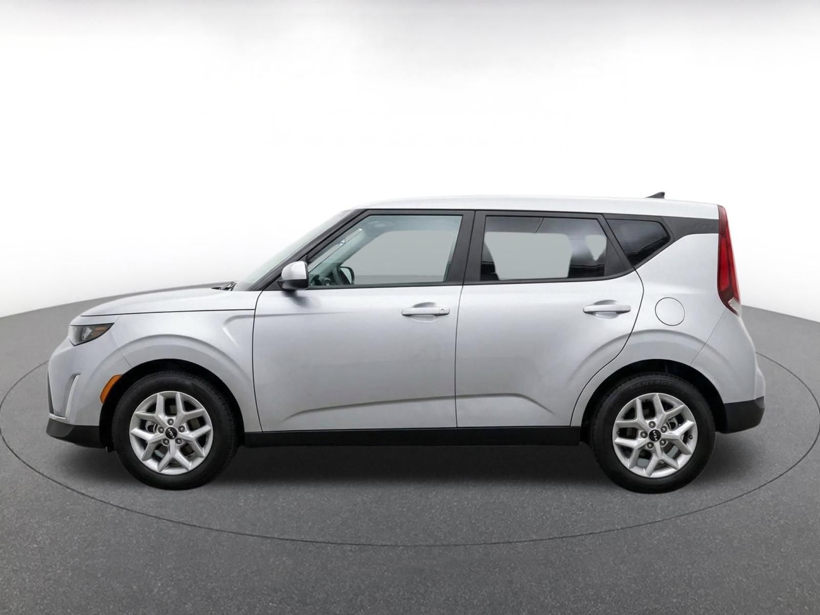 Used 2025 Kia Soul LX w/ LX Technology Package FWD image 4