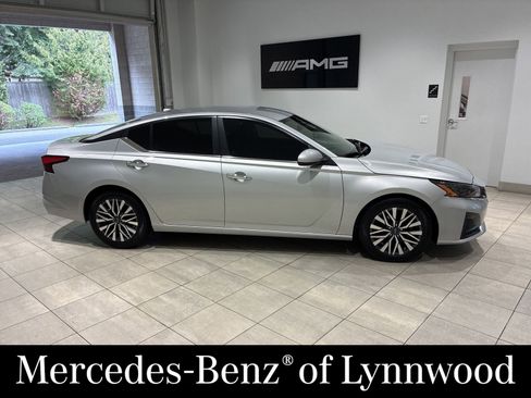 Used 2023 Nissan Altima 2.5 SV FWD image 3