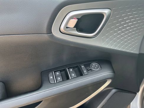 Used 2025 Kia Soul LX w/ LX Technology Package FWD image 10