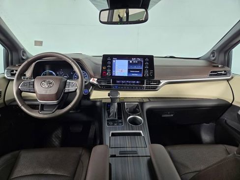 Used 2023 Toyota Sienna Platinum image 27
