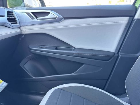 New 2026 Volkswagen Taos SE image 23