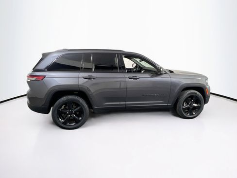 Used 2023 Jeep Grand Cherokee Altitude image 4