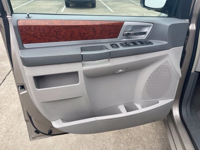 Used 2009 Chrysler Town & Country Touring FWD image 19