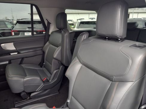 Used 2025 Ford Expedition Active AWD/4WD image 15
