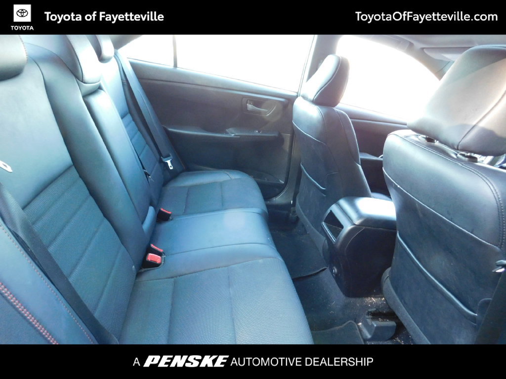 Used 2017 Toyota Camry SE w/ Moonroof Package FWD image 4