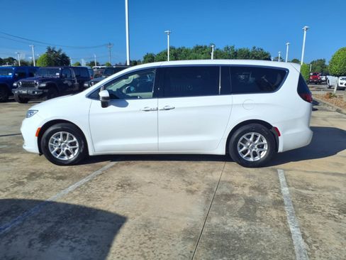 Used 2023 Chrysler Pacifica Touring-L FWD image 10