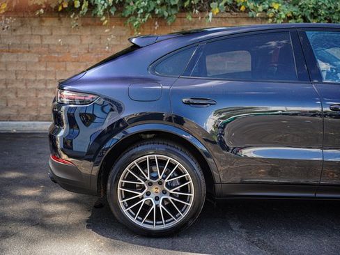 Used 2023 Porsche Cayenne Platinum Edition image 9