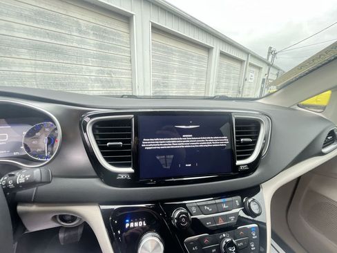 Used 2024 Chrysler Pacifica Touring-L image 8