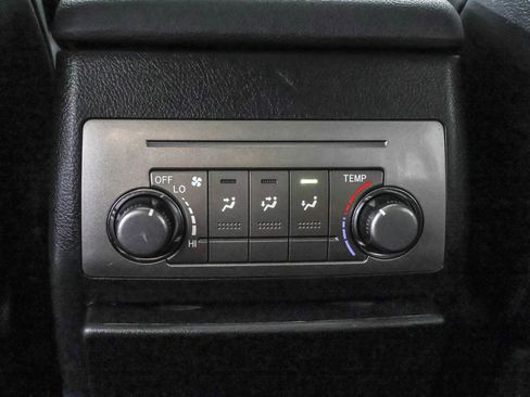 Used 2012 Toyota Highlander SE w/ Tow Pkg image 39