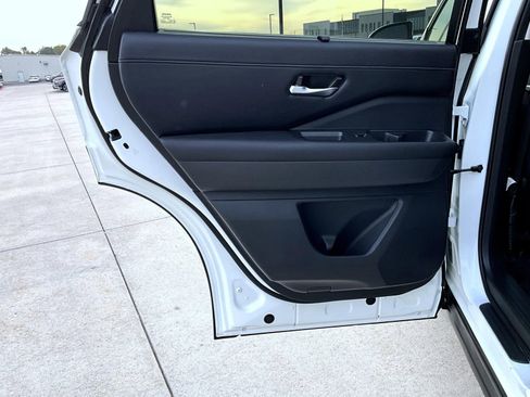 Used 2024 Nissan Pathfinder SL image 18