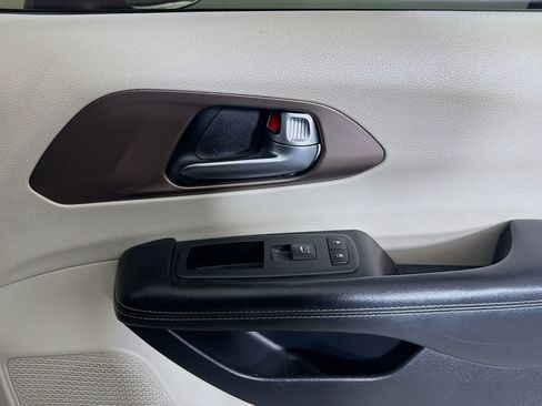 Used 2021 Chrysler Voyager Lxi FWD image 31