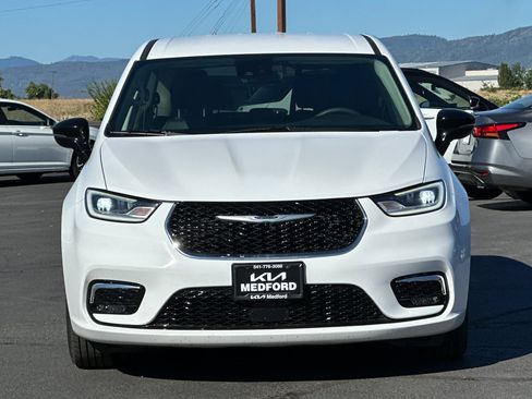 Used 2024 Chrysler Pacifica Touring-L FWD image 10
