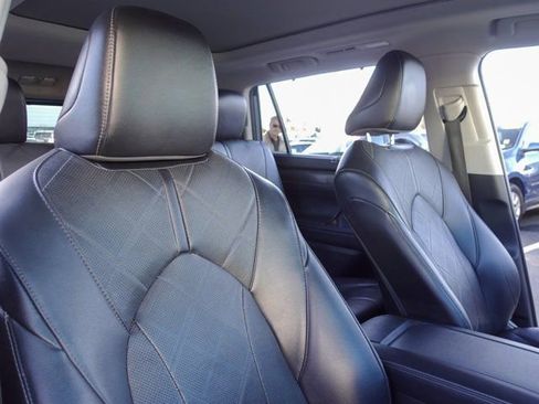 Certified 2022 Toyota Highlander Platinum image 16