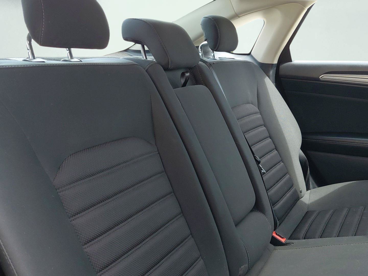 Used 2018 Ford Fusion SE w/ Fusion SE Technology Package FWD image 15