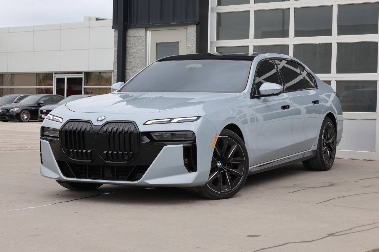 Used 2023 BMW 760i xDrive AWD/4WD image 3