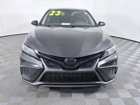Used 2023 Toyota Camry SE image 3