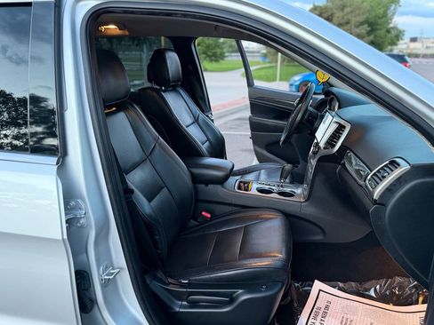 Used 2012 Jeep Grand Cherokee Laredo w/ Laredo E Group AWD/4WD image 17