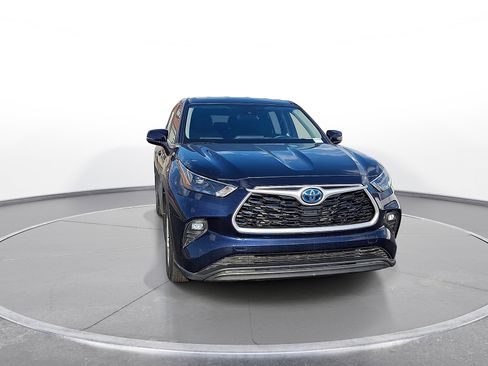 Used 2022 Toyota Highlander LE AWD/4WD image 2