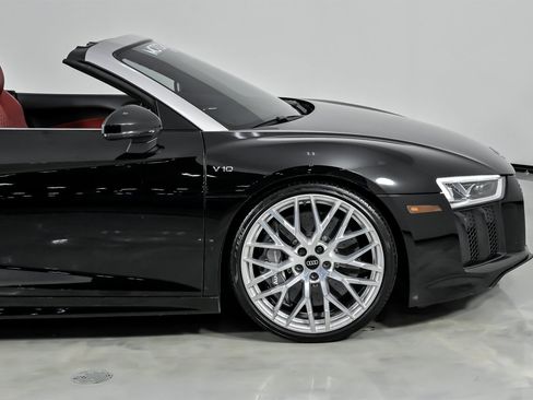 Used 2017 Audi R8 V10 w/ Ceramic Brake Package image 15