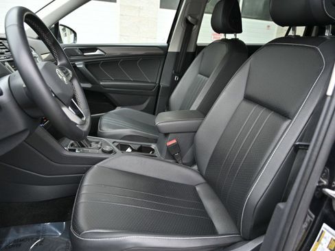 Used 2024 Volkswagen Tiguan SE image 13