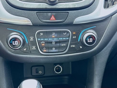 Used 2018 Chevrolet Equinox LT FWD image 12
