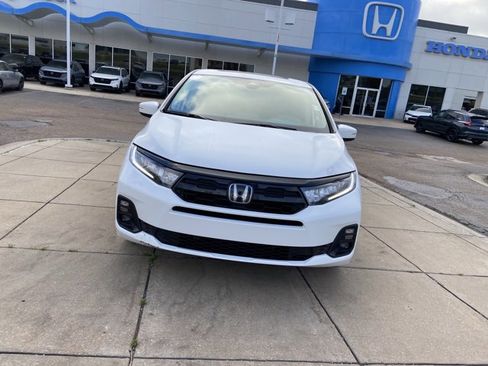 Used 2025 Honda Odyssey Touring image 3