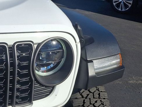 Used 2024 Jeep Gladiator Rubicon AWD/4WD image 9