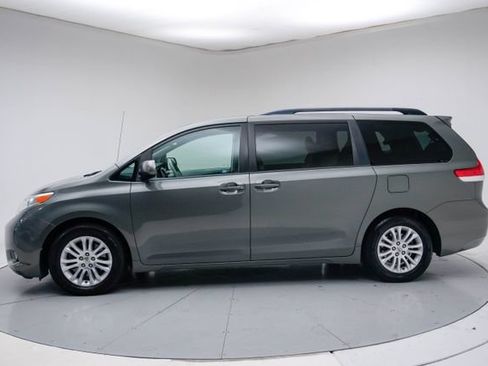 Used 2014 Toyota Sienna XLE FWD image 2