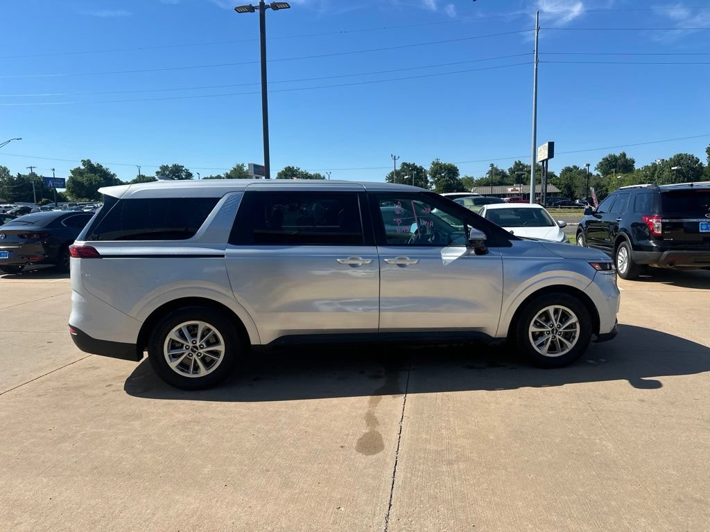Used 2023 Kia Carnival LX FWD image 4