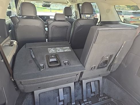 Used 2025 Kia Carnival FWD image 22
