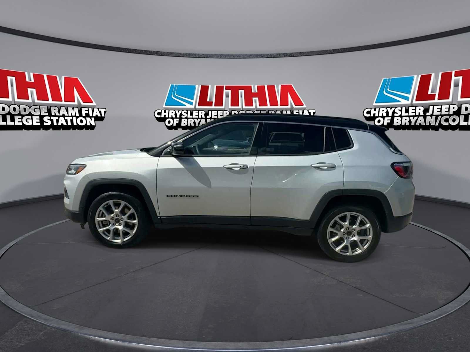 Used 2025 Jeep Compass Limited AWD/4WD image 5