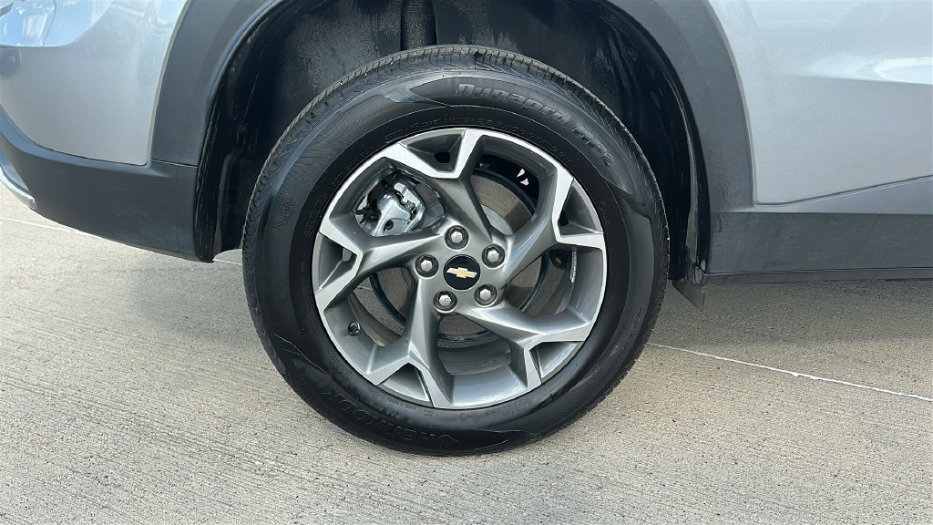 Used 2025 Chevrolet Trax LT FWD image 16