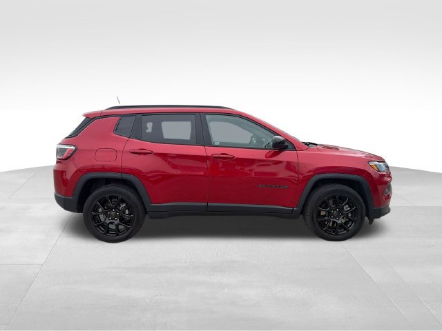 Used 2025 Jeep Compass Latitude w/ Altitude Special Edition AWD/4WD image 4