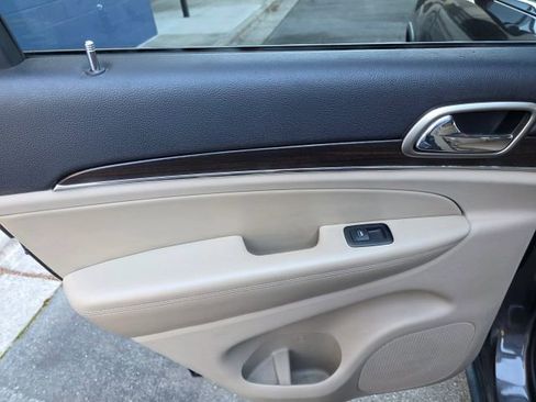 Used 2014 Jeep Grand Cherokee Limited w/ Luxury Group II image 19