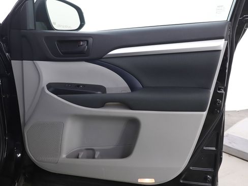 Used 2019 Toyota Highlander LE image 11