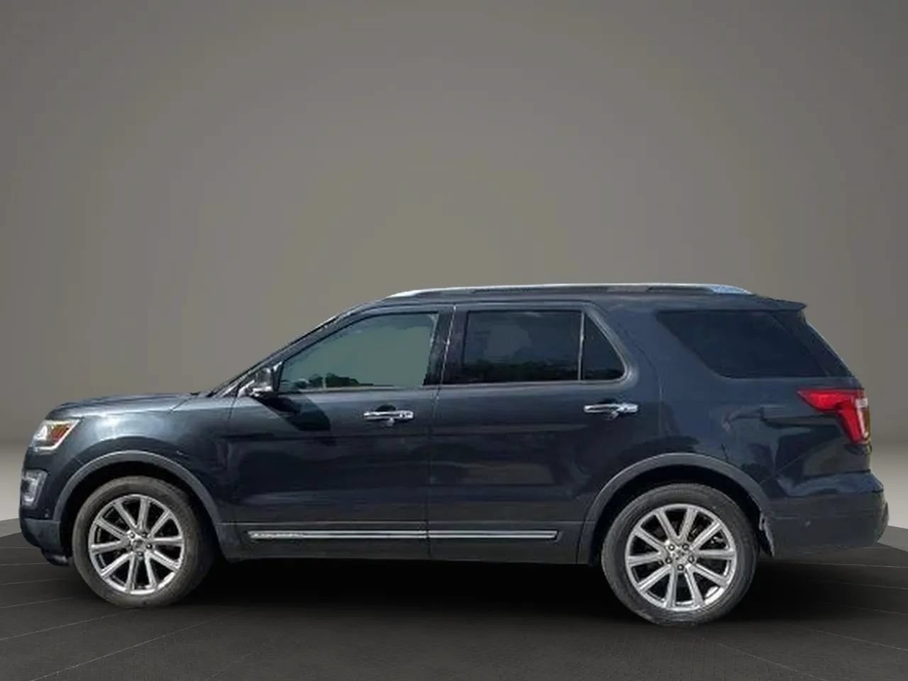 Used 2017 Ford Explorer Limited w/ Equipment Group 301A FWD image 6
