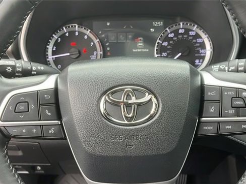 Certified 2023 Toyota Highlander XLE image 11