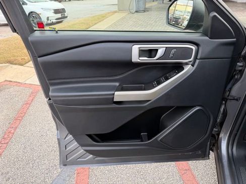 Used 2021 Ford Explorer XLT w/ Equipment Group 202A image 6