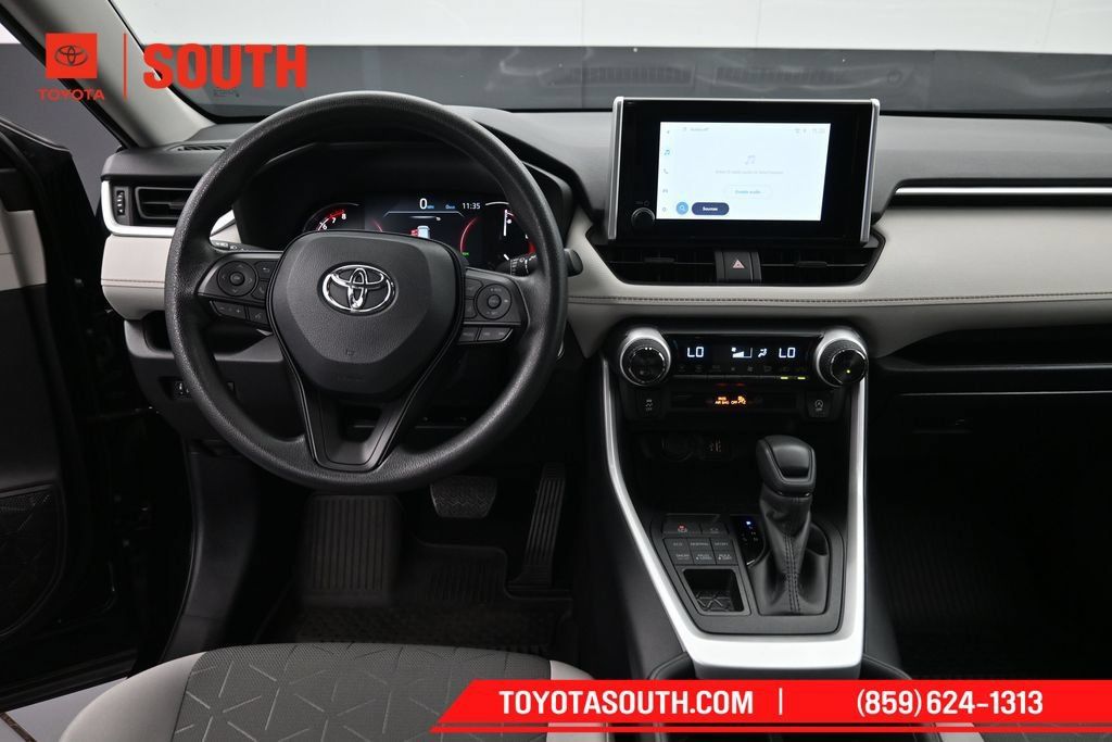 Used 2025 Toyota RAV4 XLE AWD/4WD image 11