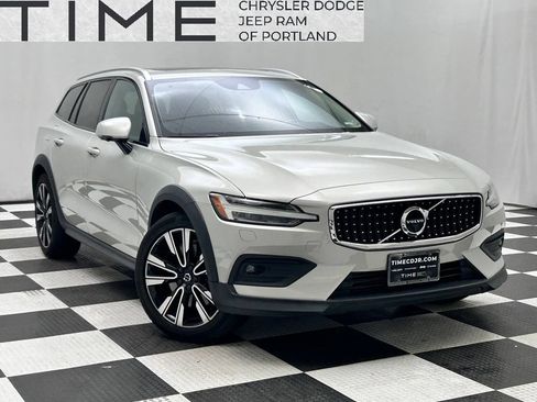 Used 2020 Volvo V60 T5 Cross Country AWD/4WD image 1