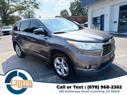 Used 2015 Toyota Highlander Limited w/ Driver Technology Package FWD image 4