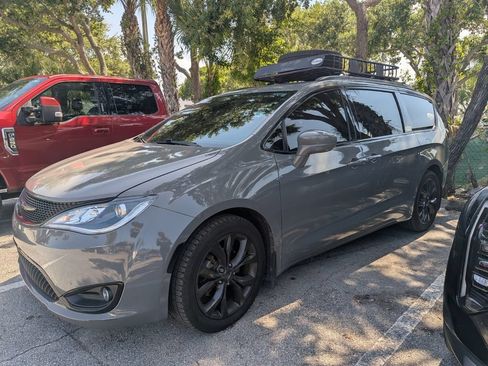 Used 2020 Chrysler Pacifica Touring w/ S Appearance Package FWD image 3