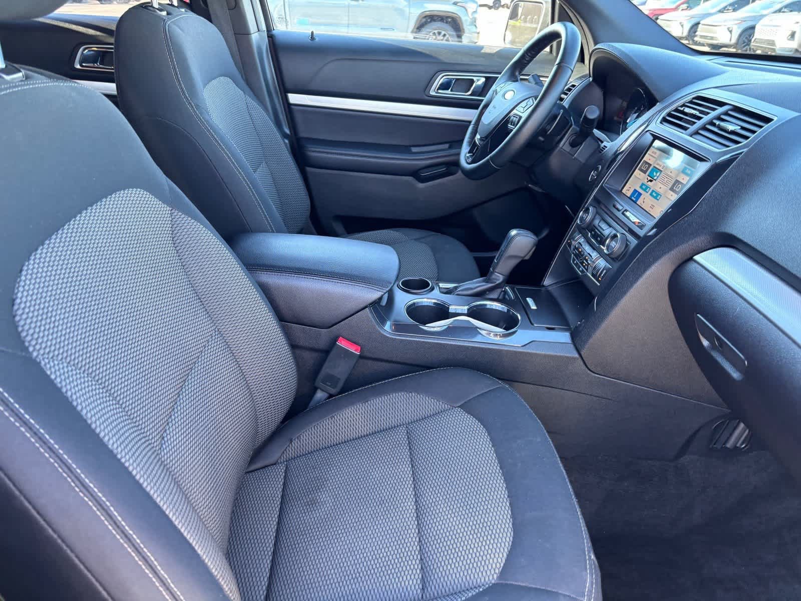 Used 2017 Ford Explorer XLT w/ Equipment Group 201A FWD image 13