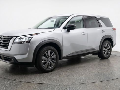 Used 2025 Nissan Pathfinder SV FWD image 3